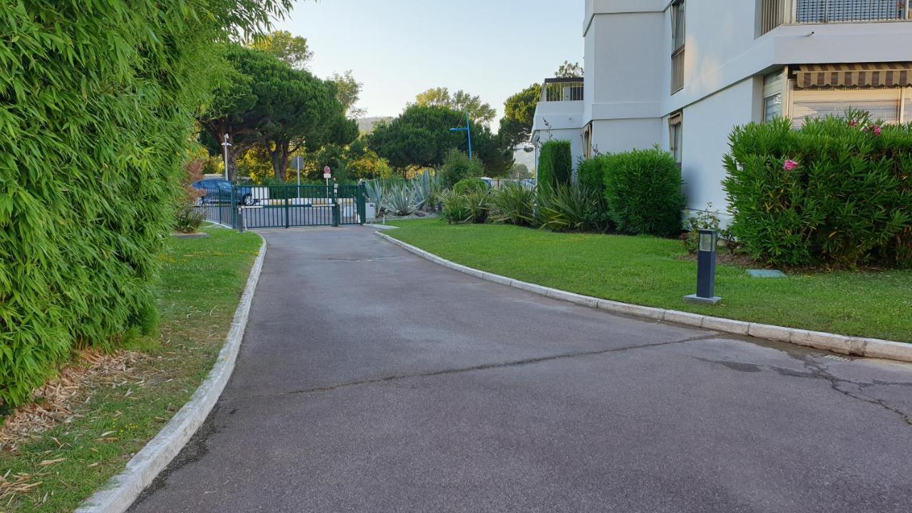Garden And Beach Sea View Apartment Cannes Манделю-ла-Напул Екстериор снимка